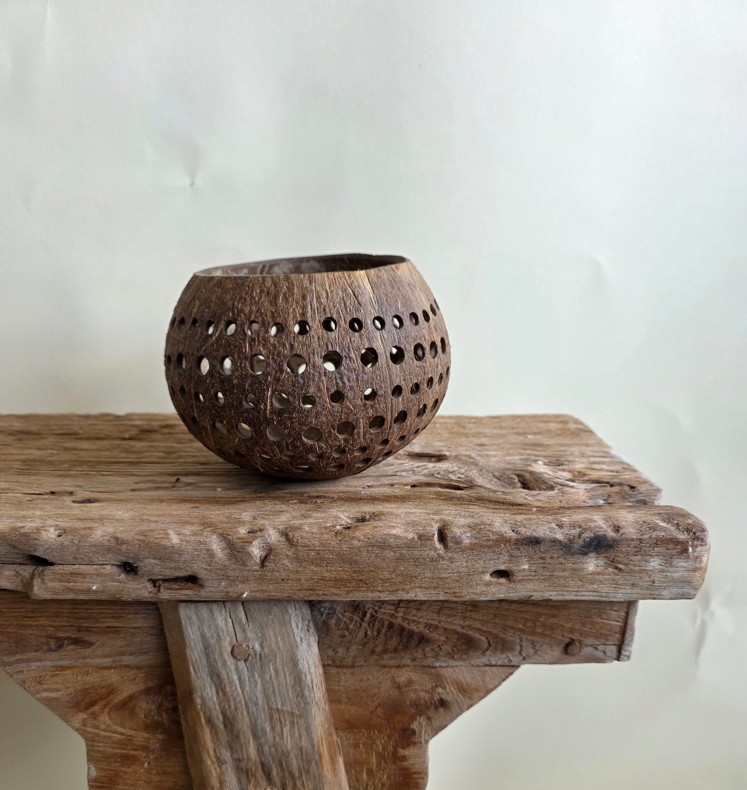 kokosnoot windlicht met gaatjes in de kleur bruin