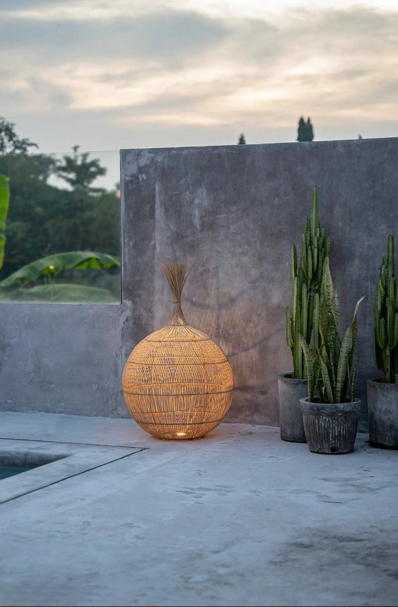naturel gekleurde vloerlamp gemaakt van rotan in wabi sabi interieur