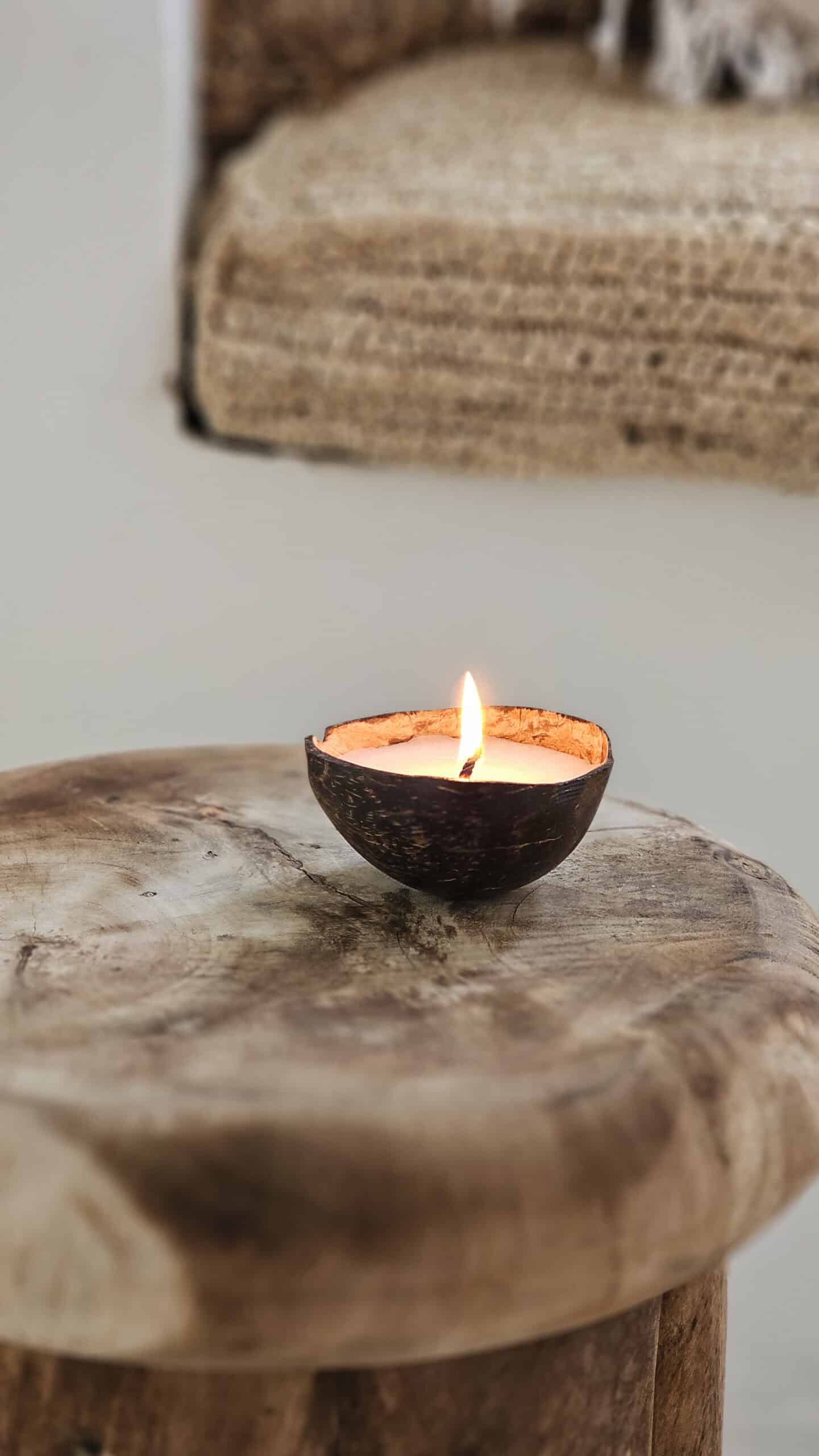 natuurlijke kaars in kokosnoot in wabi sabi interieur