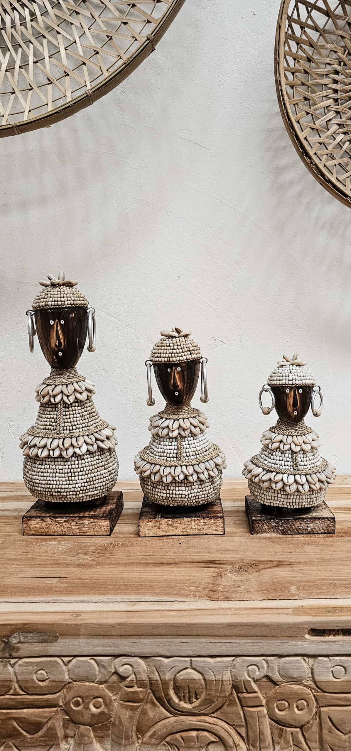 Handgemaakte Afrikaanse Namji beelden staan op houten tafel