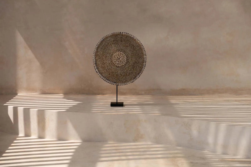 ornament op standaard van kralen en schelpen in de kleuren wit en beige