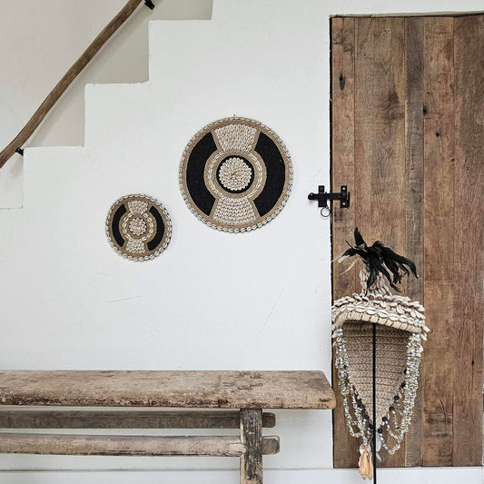 zwart met beige wanddecoraties van schelpen en kralen in boho stijl