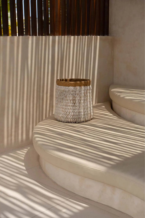bohemian mand met witte schelpen