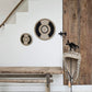 zwart met beige wanddecoraties van schelpen en kralen in boho stijl