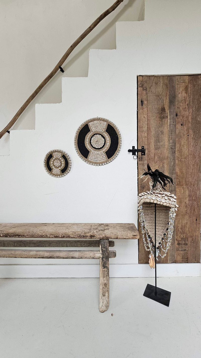 zwart met beige wanddecoraties van schelpen en kralen in boho stijl