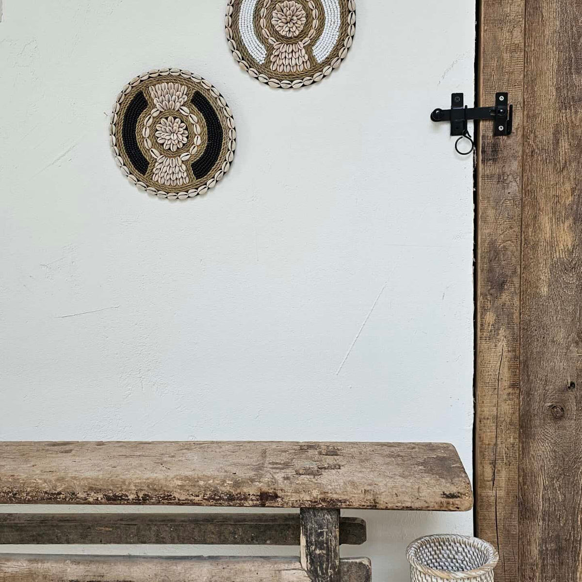 ronde bohemian stijl wanddecoraties in de kleuren beige met zwart en beige met wit gemaakt van kralen en schelpen