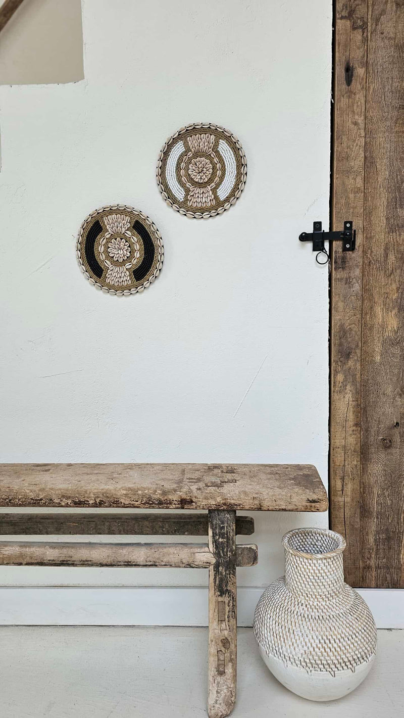 ronde bohemian stijl wanddecoraties in de kleuren beige met zwart en beige met wit gemaakt van kralen en schelpen