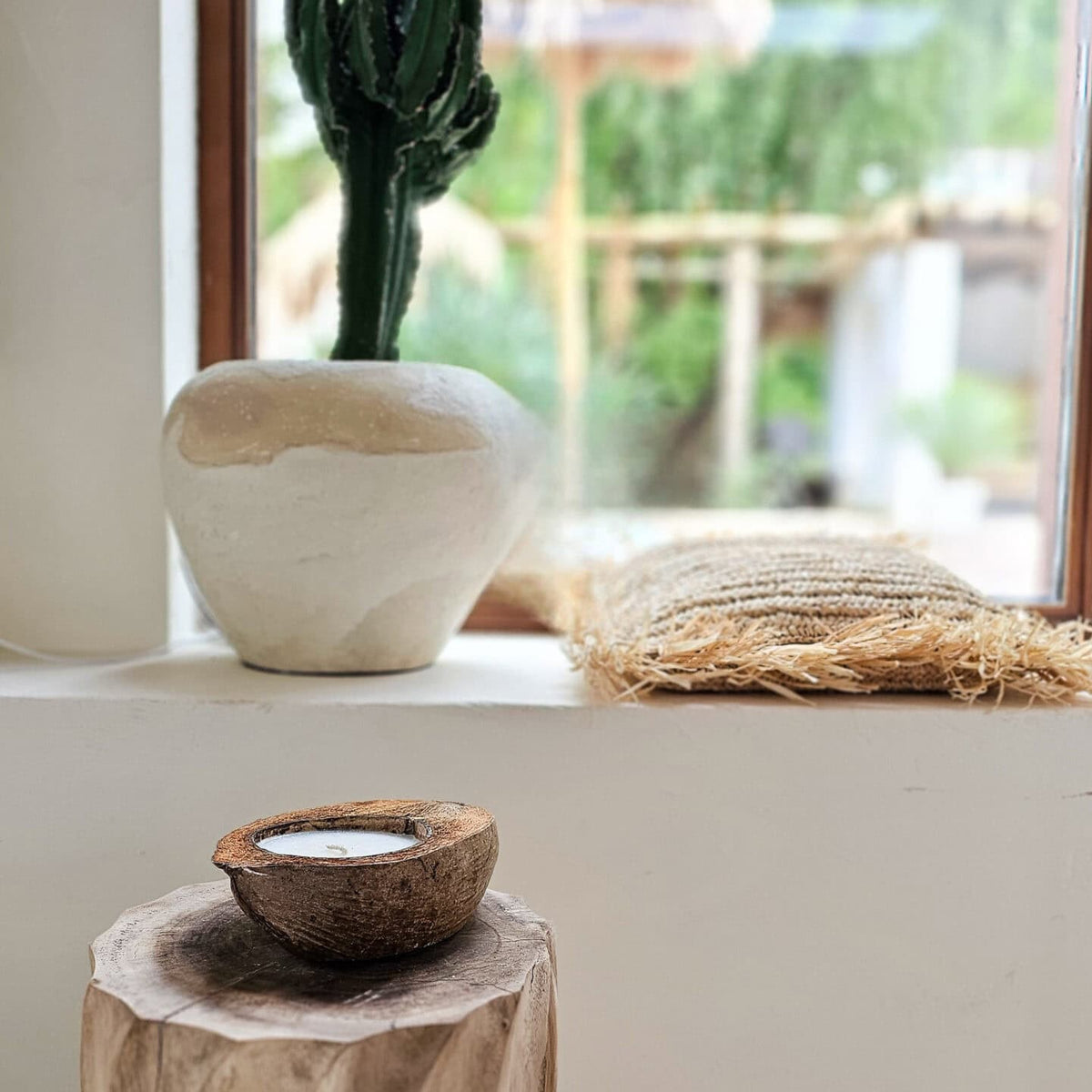 natuurlijke kaars in kokosnoot in wabi sabi interieur