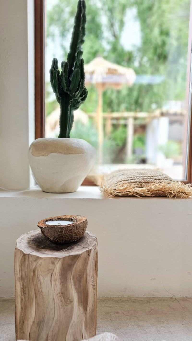 natuurlijke kaars in kokosnoot in wabi sabi interieur