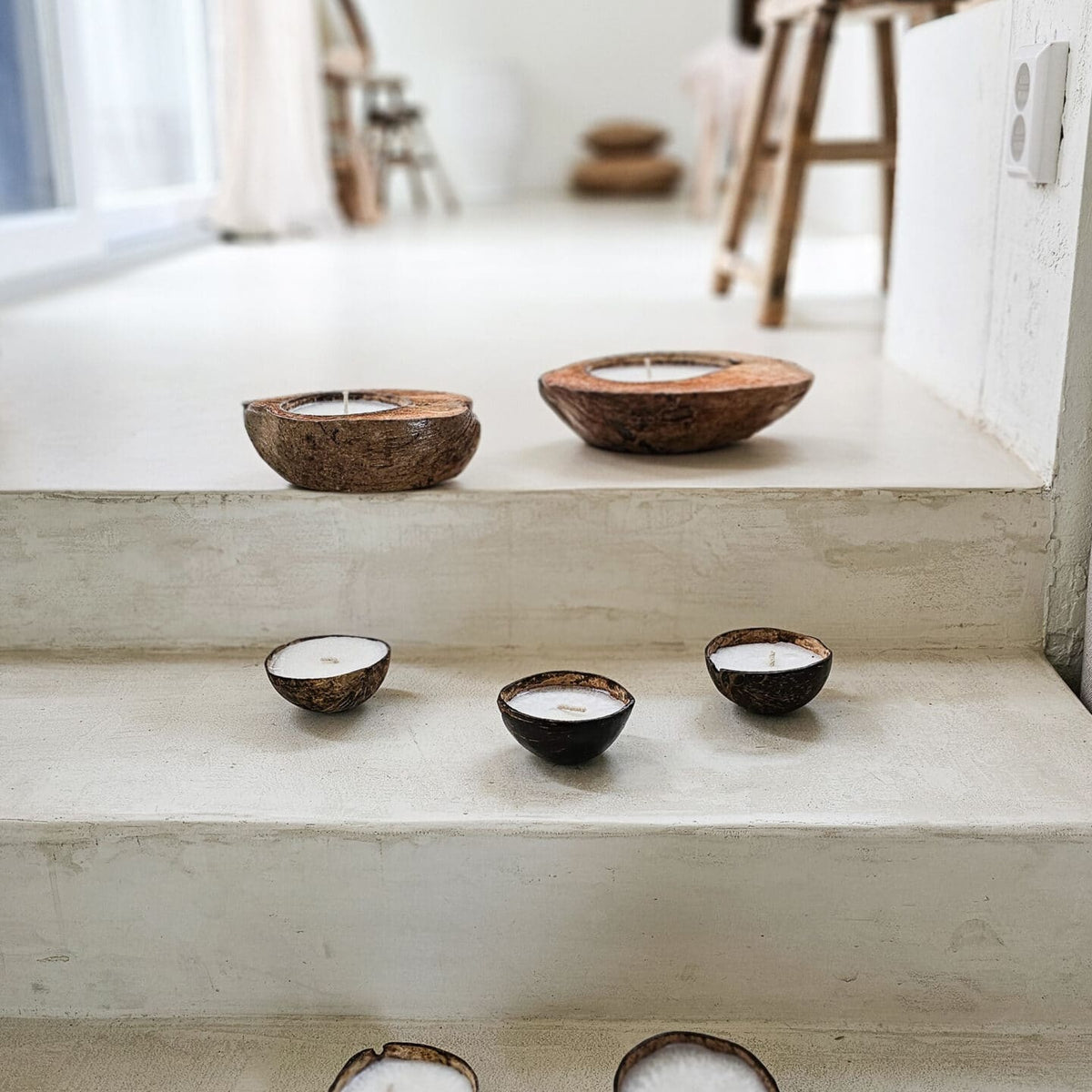 natuurlijke kaarsen in kokosnoot in wabi sabi interieur