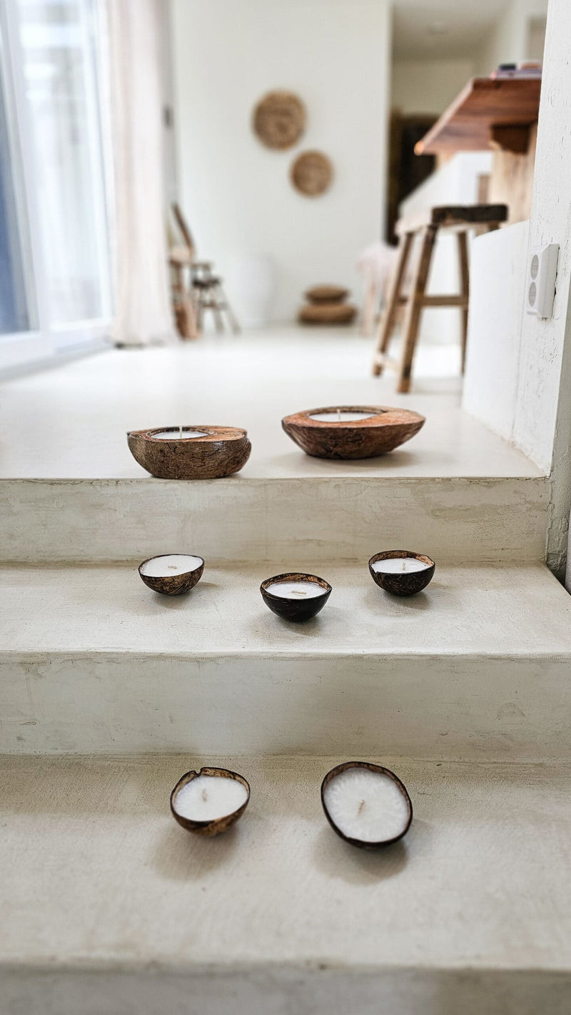 natuurlijke kaarsen in kokosnoot in wabi sabi interieur