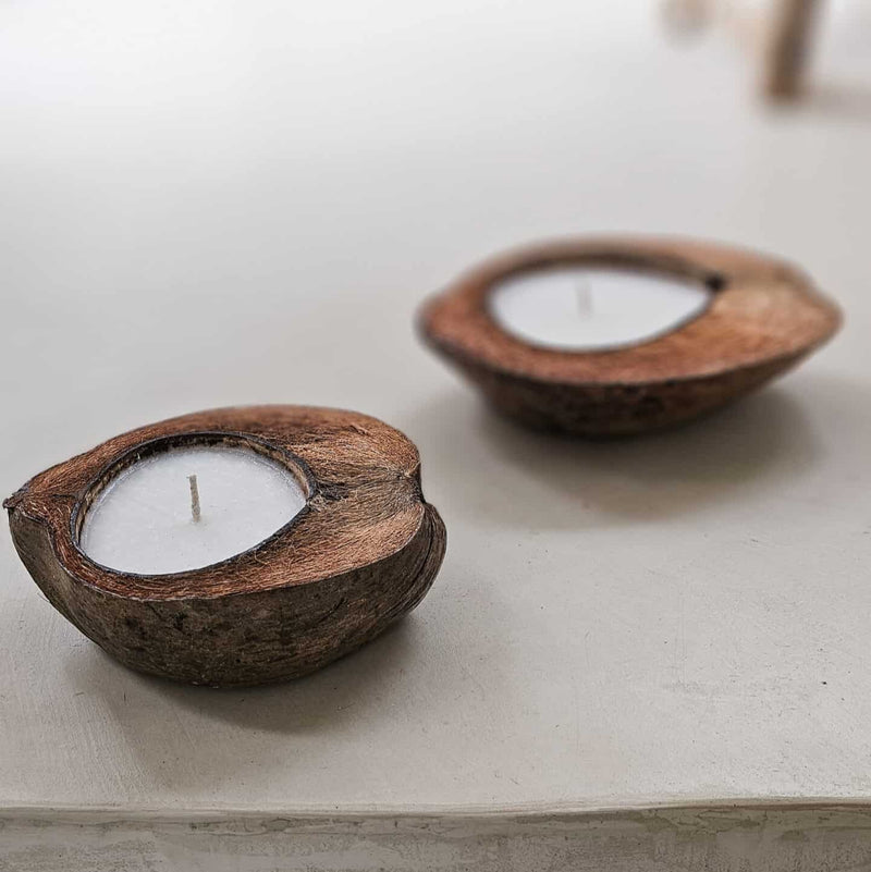 natuurlijke kaarsen in kokosnoot in wabi sabi interieur