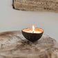 natuurlijke kaars in kokosnoot in wabi sabi interieur