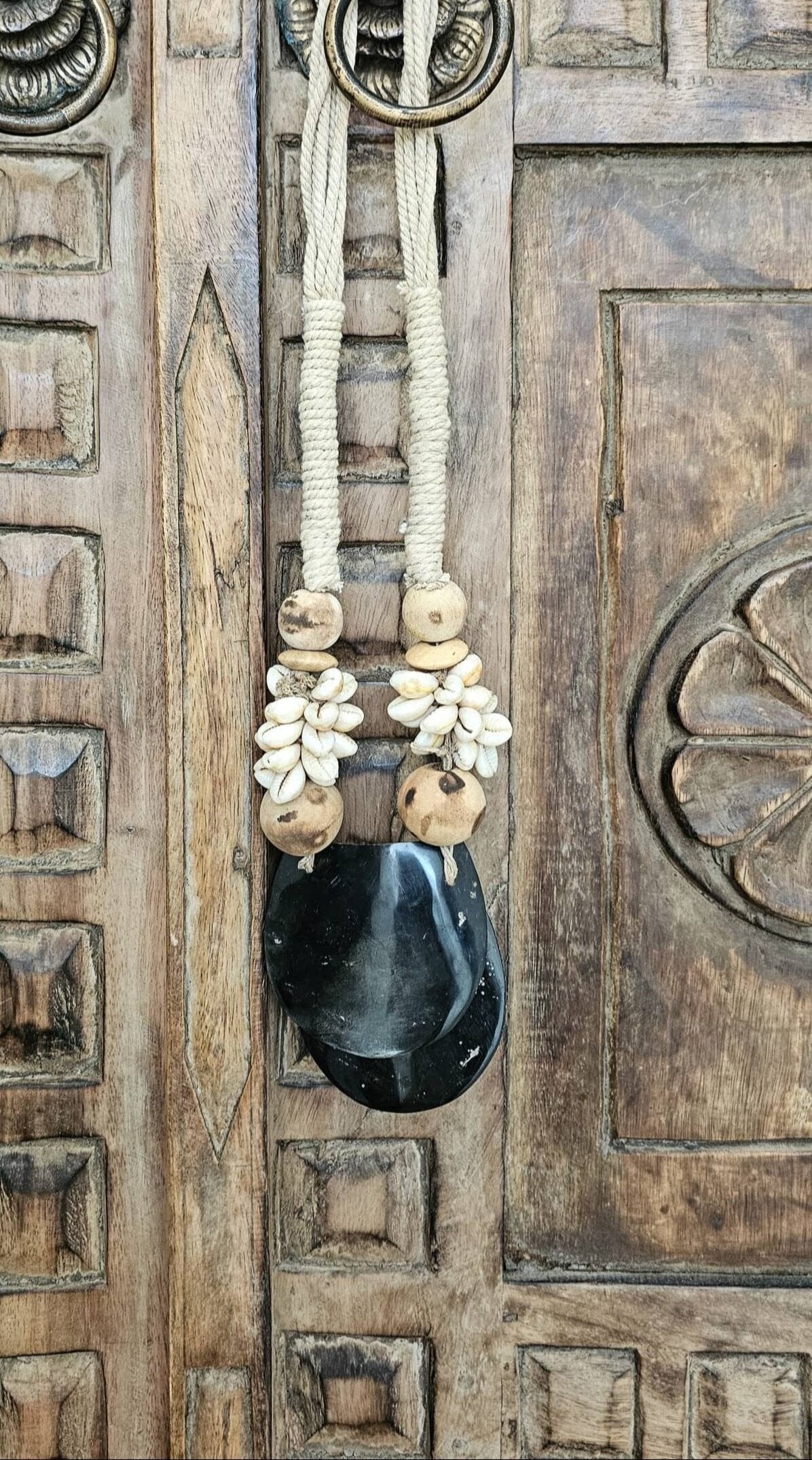 Mooie woonketting hangt aan Balinese deur