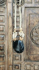 Mooie woonketting hangt aan Balinese deur