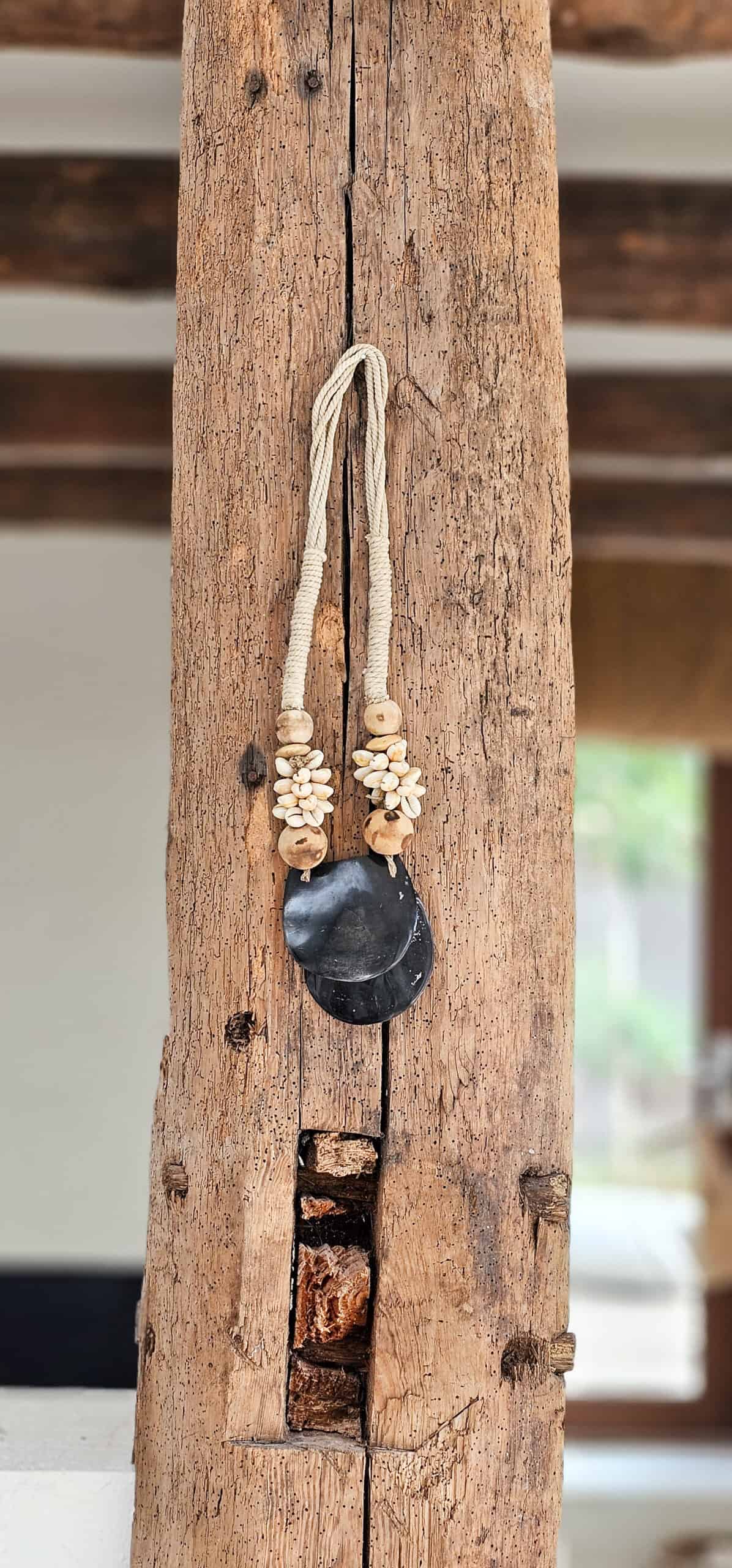 Schelpenketting uit Bali hangt aan hout