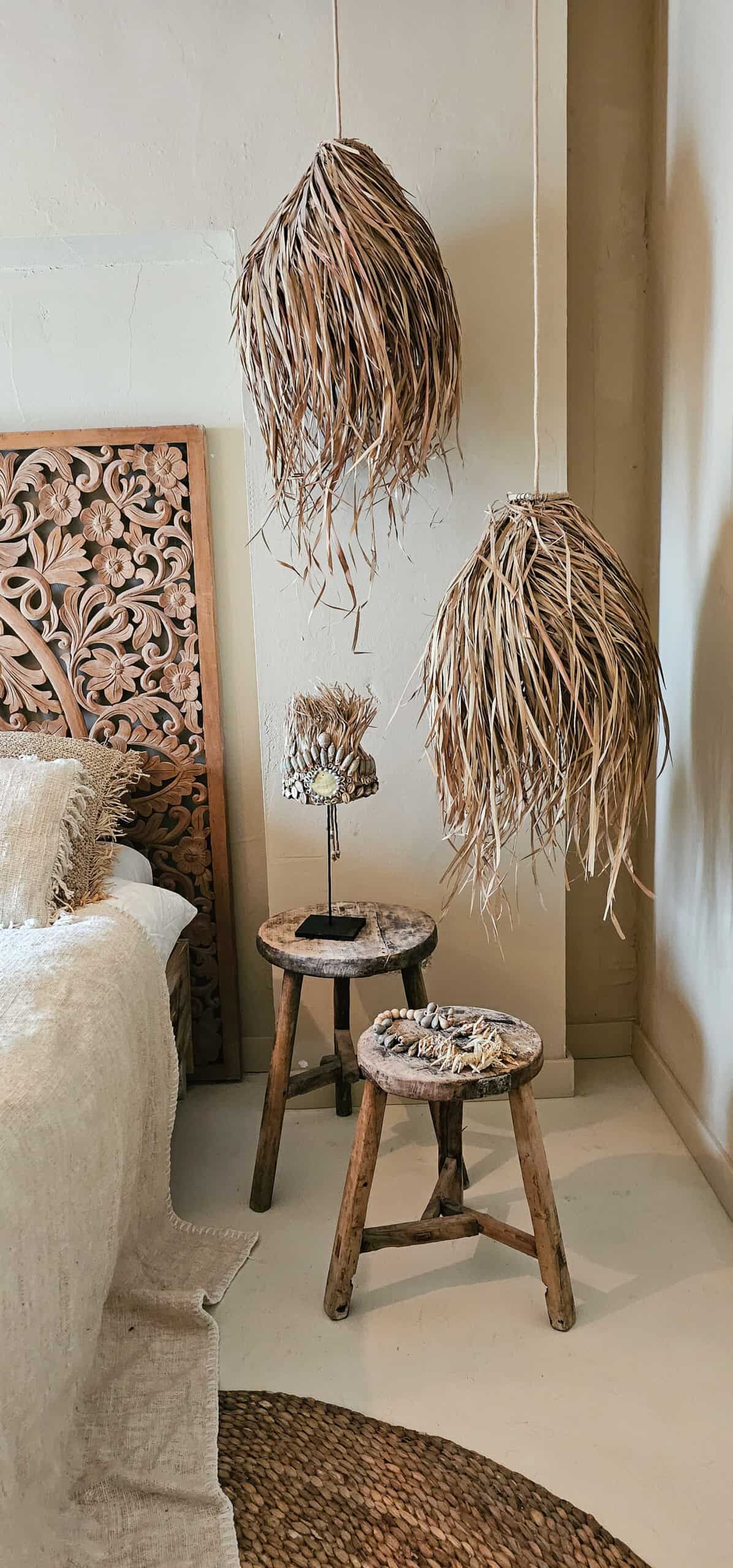 Uniek ornament van raffia en schelpen in bohemian interieur