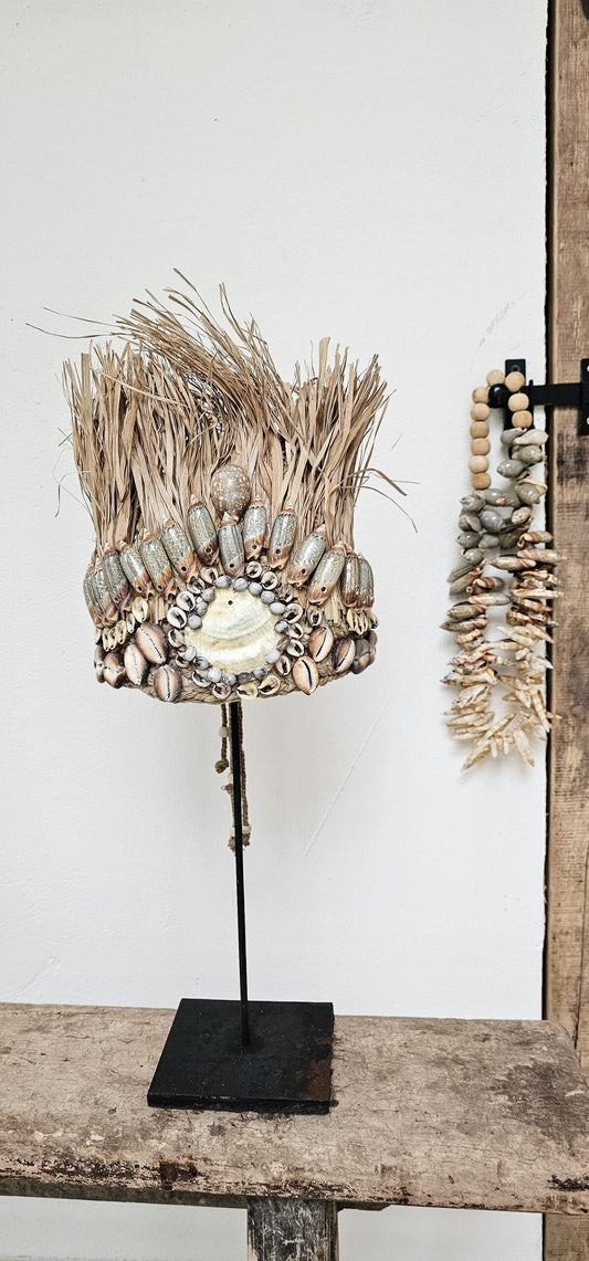 Balinees ornament van raffia en schelpen op standaard