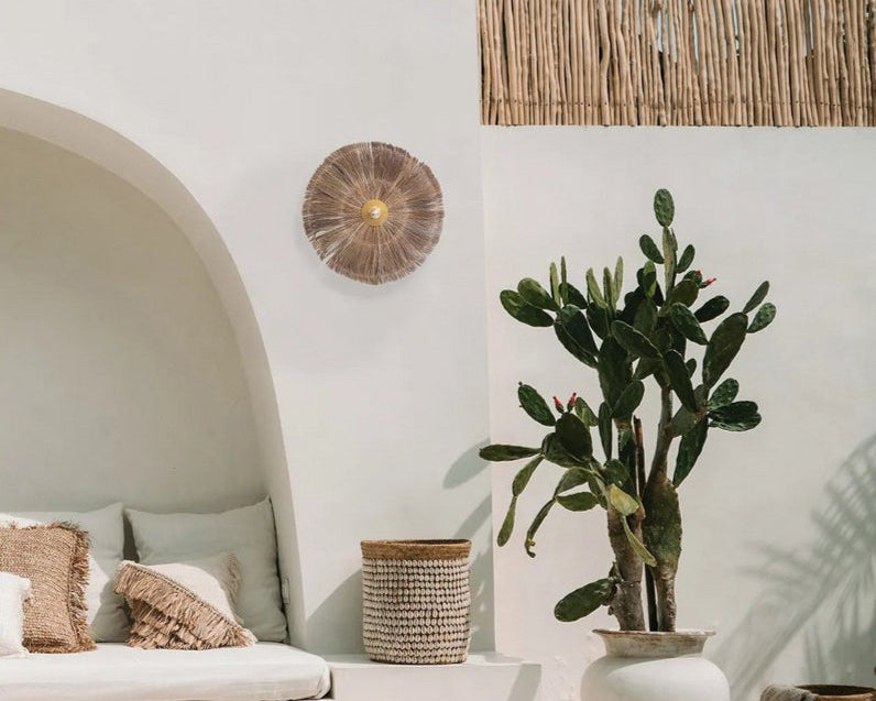 ronde wandlamp van gras en goud messing