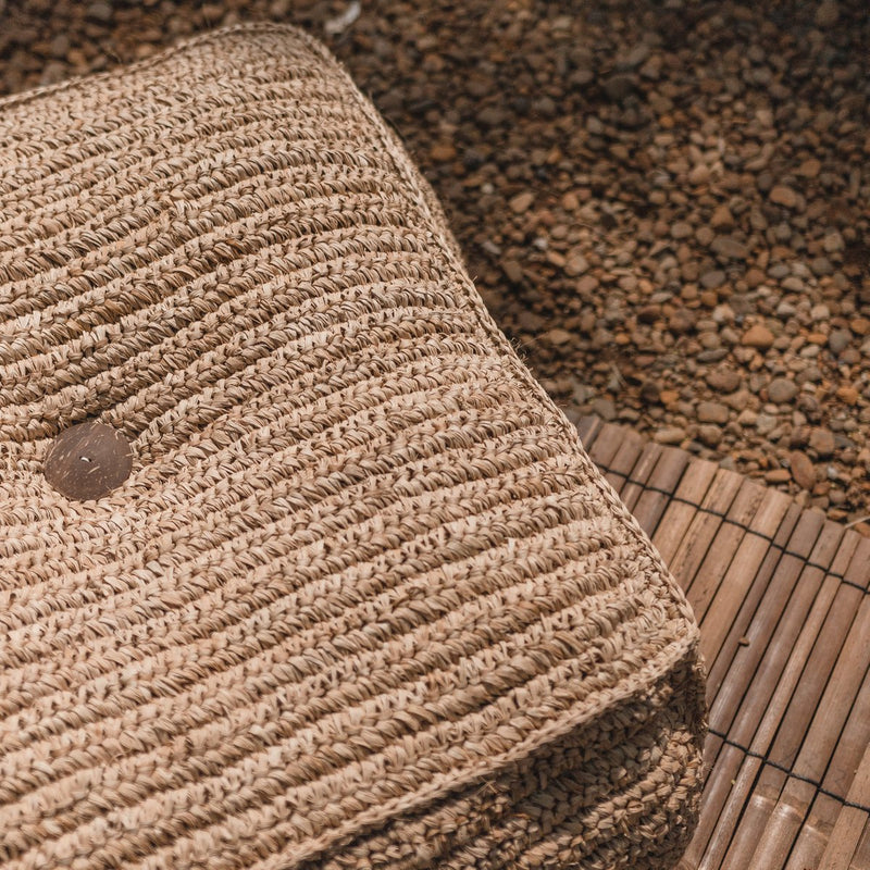 Vierkante naturel poef gemaakt van raffia