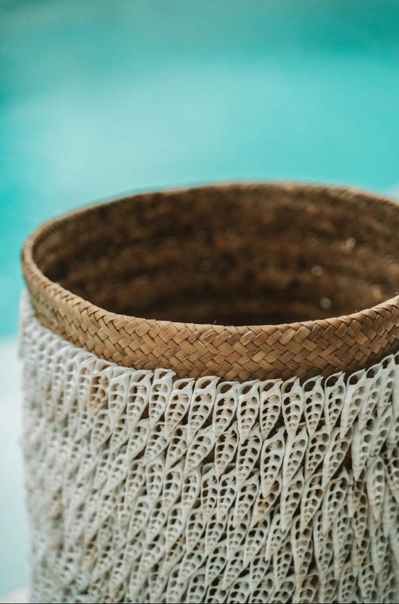 bohemian mand met witte schelpen