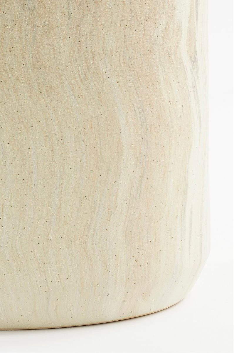 beige bloemenvaas van keramiek