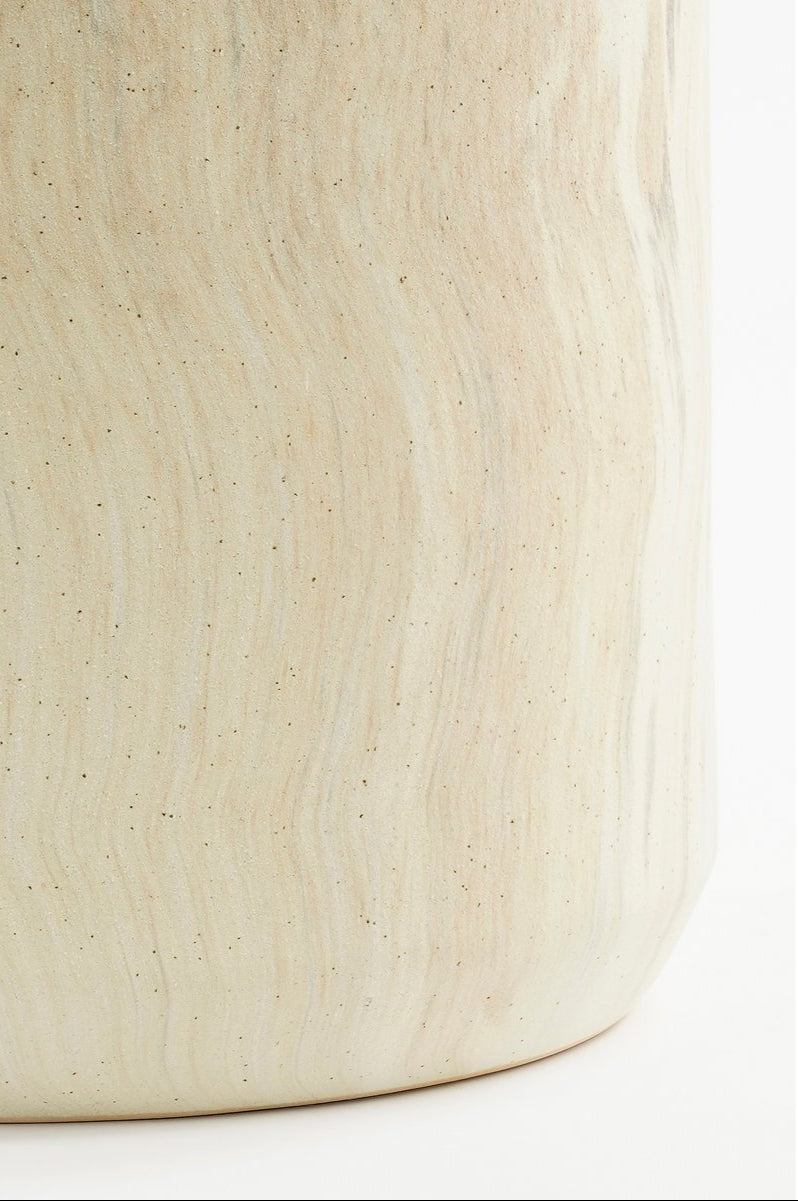 beige bloemenvaas van keramiek