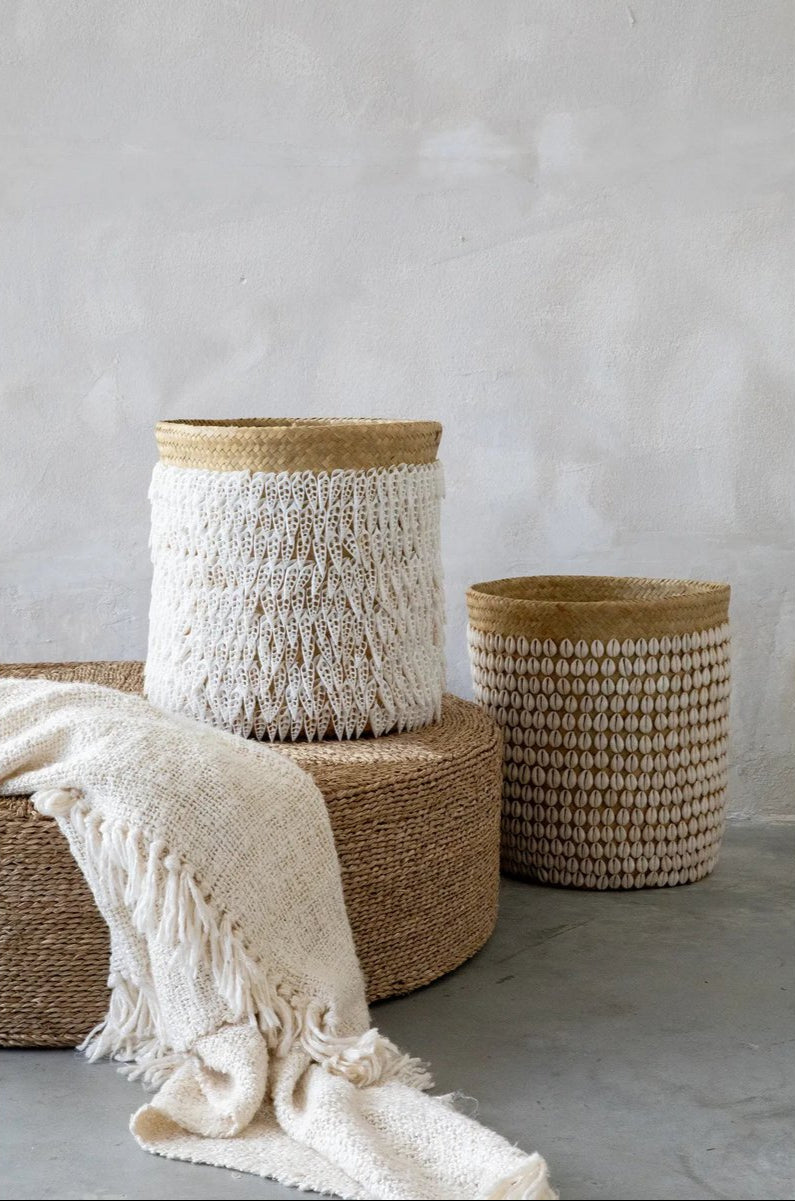 bohemian mand met witte schelpen