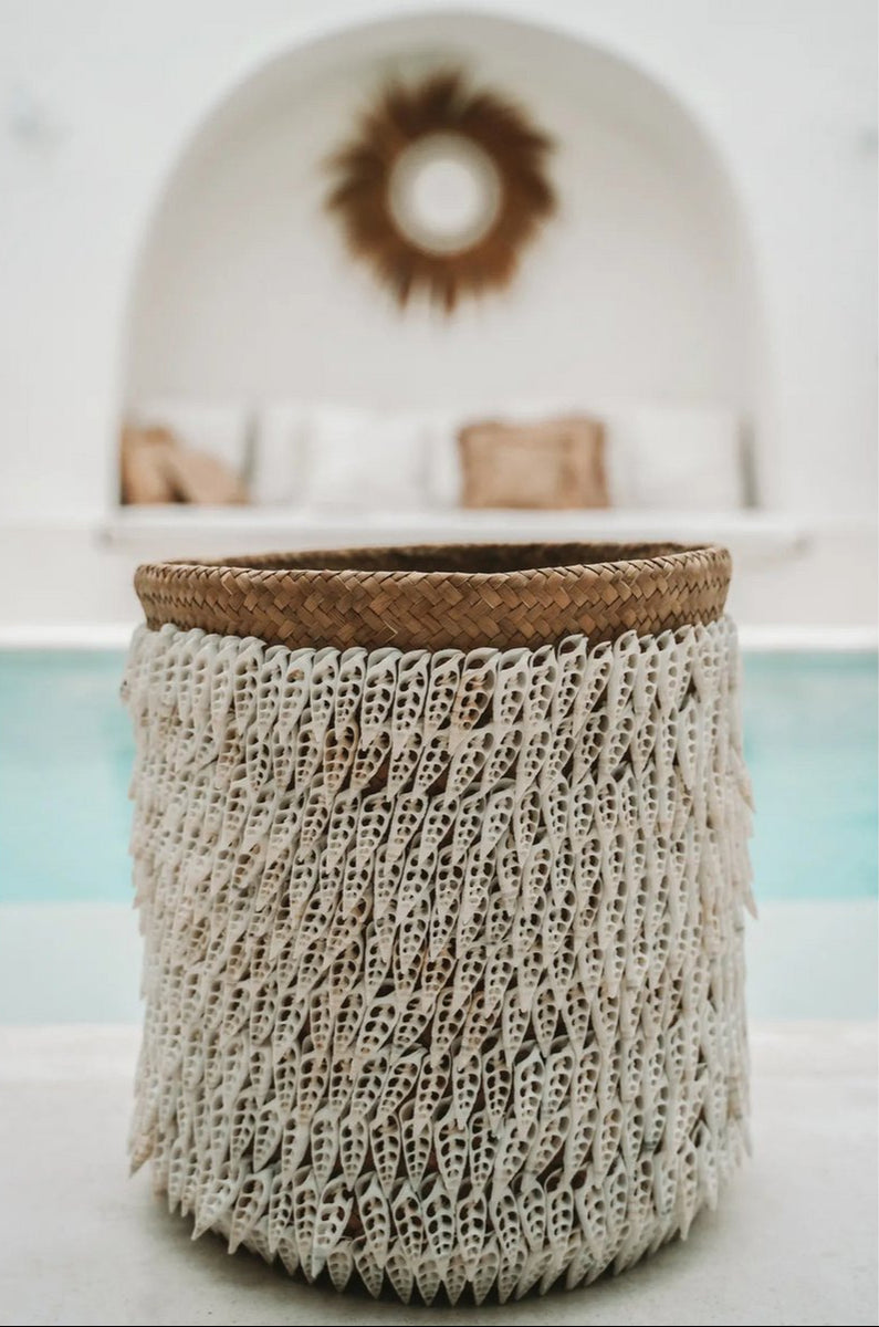 bohemian mand met witte schelpen