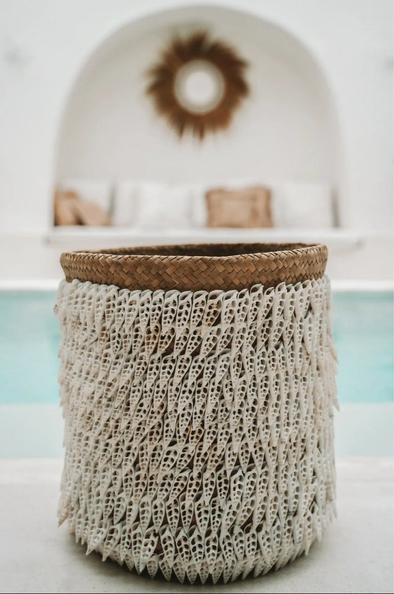 bohemian mand met witte schelpen