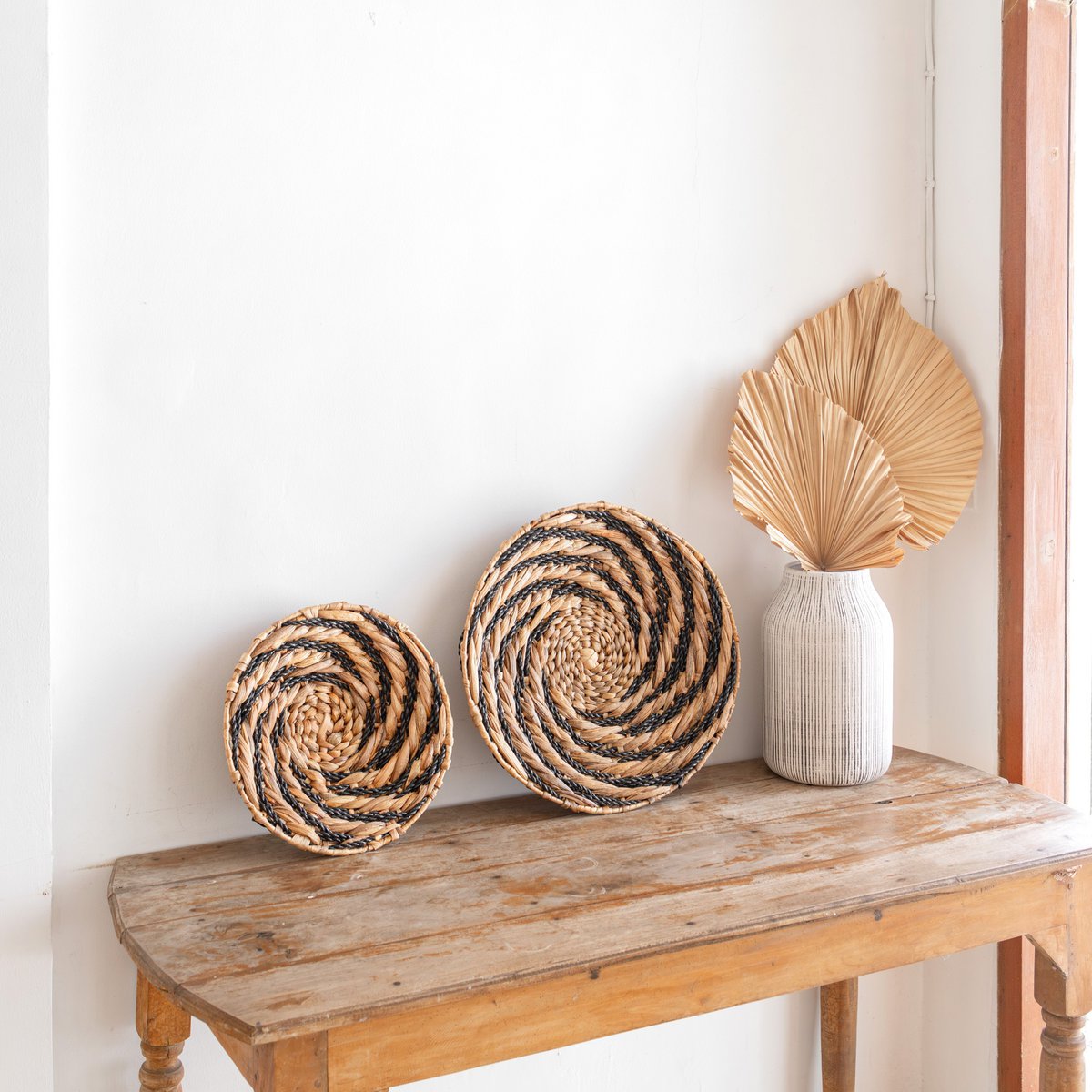 ronde wanddecoraties in de kleuren bruin/zwart. 