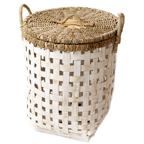 handgemaakte wasmand met deksel van bamboe, zeegras en rotan in de kleuren wit en naturel.