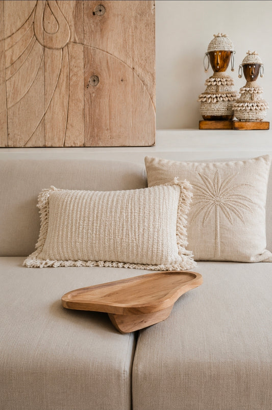 Handgemaakte houten borrelplank als woonaccessoire in naturel interieur