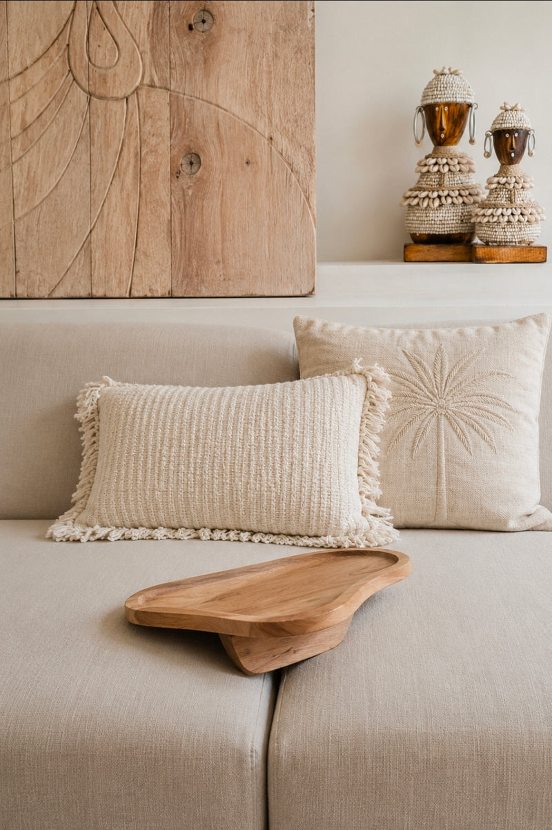 Handgemaakte houten borrelplank als woonaccessoire in naturel interieur