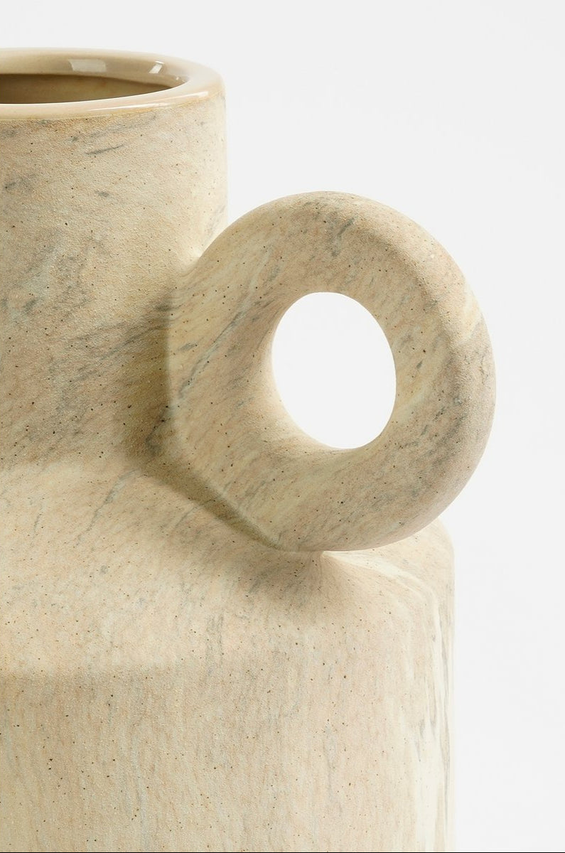 beige bloemenvaas van keramiek met oortje