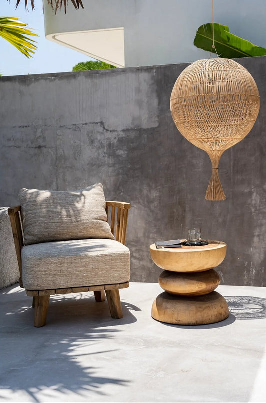 naturel gekleurde hanglamp gemaakt  van rotan in wabi sabi interieur