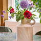 beige vaas van keramiek met bloemen