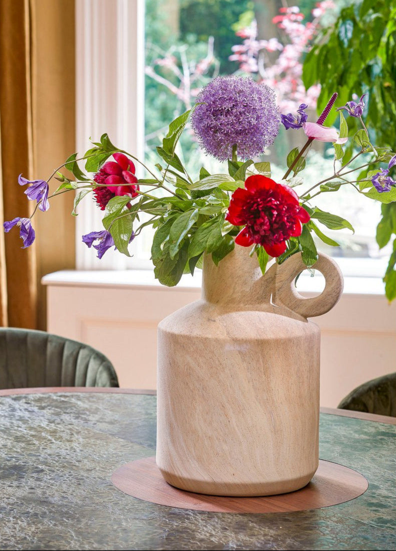 beige vaas van keramiek met bloemen