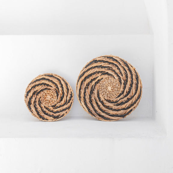 ronde wanddecoraties in verschillende afmetingen in de kleuren bruin/zwart. 