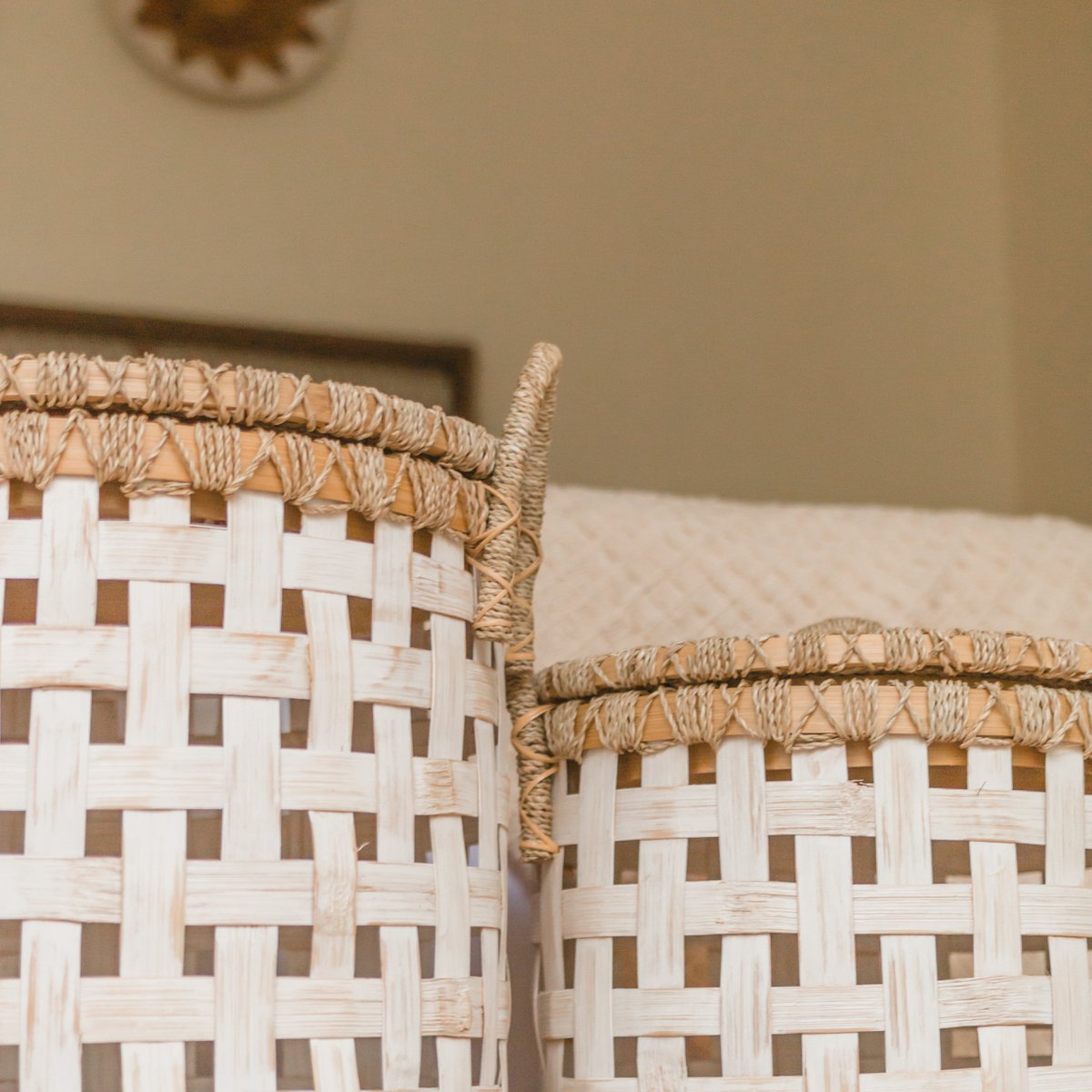 Bohemian stijl wasmand met deksel van bamboe, zeegras en rotan in de kleuren wit en naturel.
