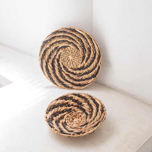 ronde wanddecoratie en schaal in de kleuren bruin/zwart. 