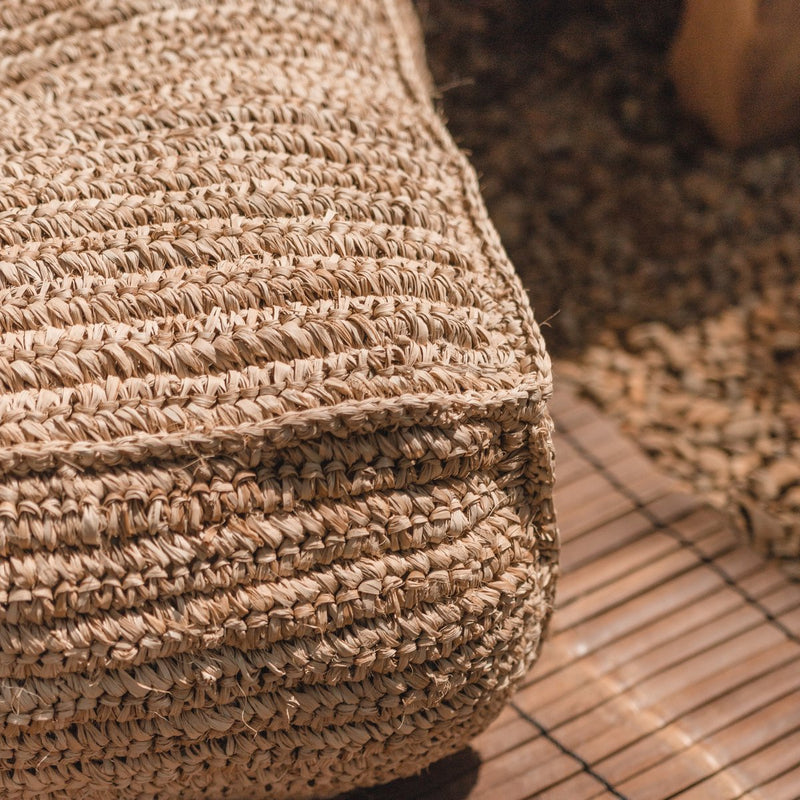 Vierkante naturel poef gemaakt van raffia