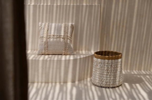 bohemian mand met witte schelpen