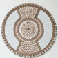 ronde boho wanddecoratie in de kleuren beige en wit van kralen en schelpen
