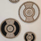 ronde boho wanddecoratie in de kleuren beige en wit van kralen en schelpen
