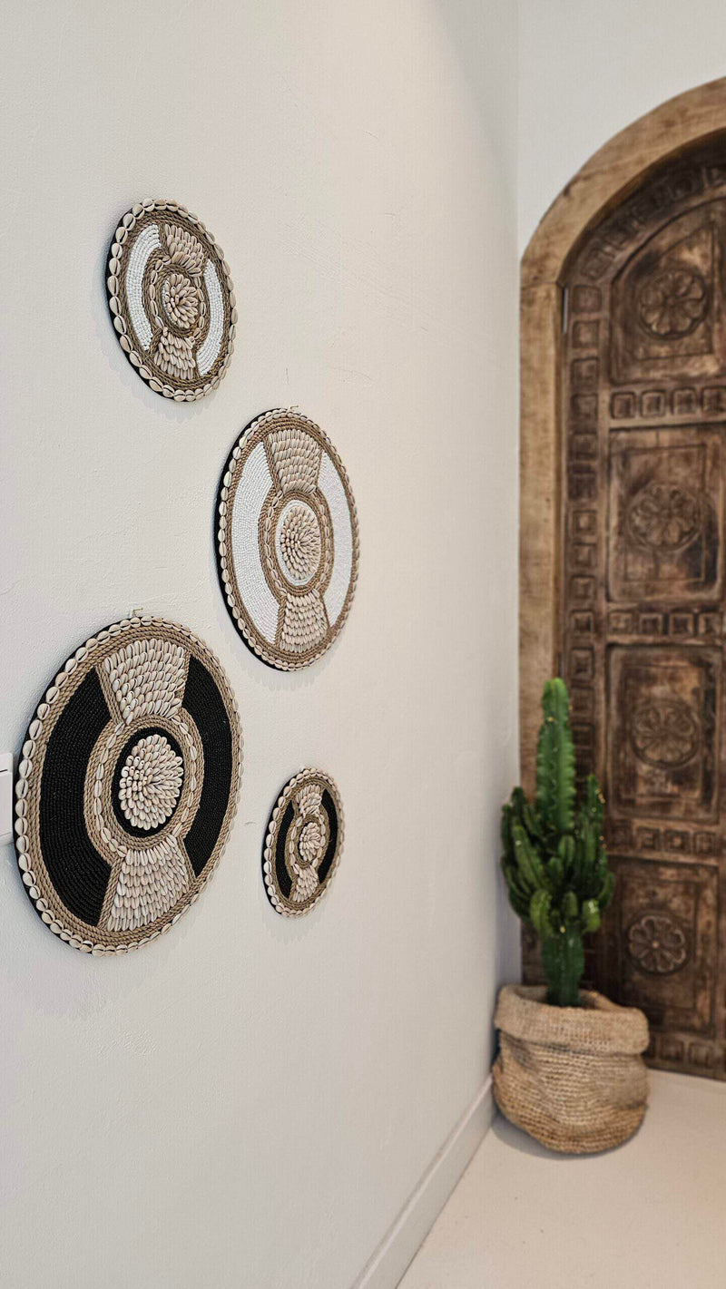 ronde boho wanddecoratie in de kleuren beige en wit van kralen en schelpen
