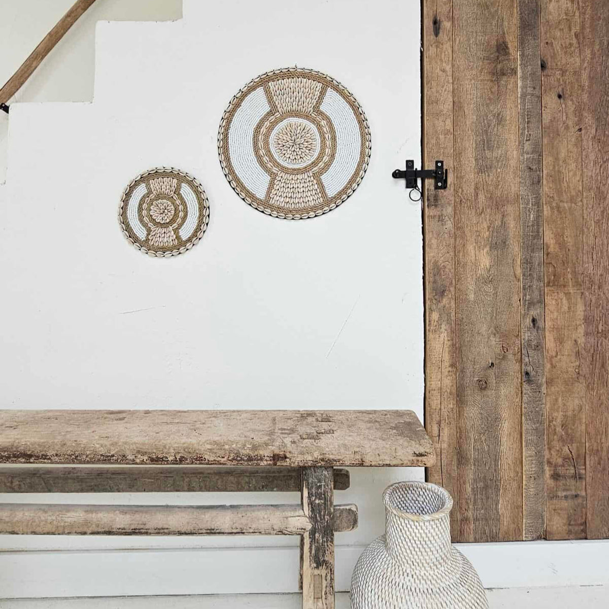 ronde boho wanddecoratie in de kleuren beige en wit van kralen en schelpen