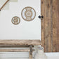 ronde boho wanddecoratie in de kleuren beige en wit van kralen en schelpen